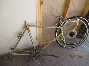 lot 13 image: Vintage Fuji 10-speed bike frame, chain and tires (no seat)