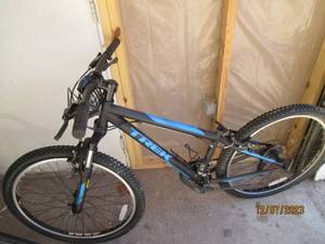 lot 21 image: Near new Trek 820 mountain bike (missing seat)