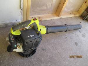 lot 22 image: Ryobi 4 cycle gas powered blower