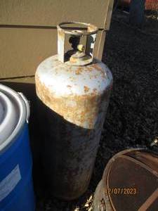 lot 70 image: 100lb propane cylinder (unknown amount of propane inside)