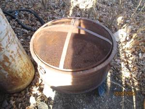 lot 71 image: Round metal raised Fire pit with wire mesh cover