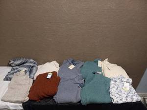 lot 20 image: 10 NEW ASSORTED WOMENS SWEATERS