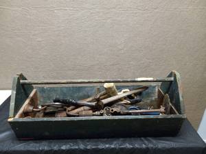 lot 39 image: VINTAGE TOOLBOX AND TOOLS