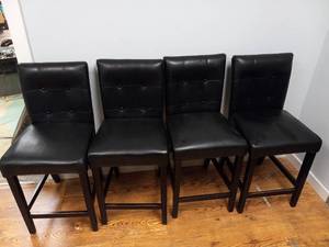 lot 43 image: 4 BLACK BAR STOOLS COUNTER HEIGHT CHAIRS