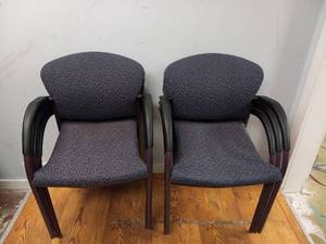 lot 45 image: 6 PURPLE PATTERN FABRIC STACKABLE CHAIRS