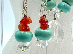 lot 19 image: Beaded Turquoise and Carnelian Earrings and Necklace Set