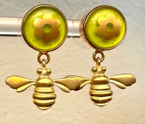 lot 17 image: Gallen Benson 18k and 24k Gold Bee Earrings