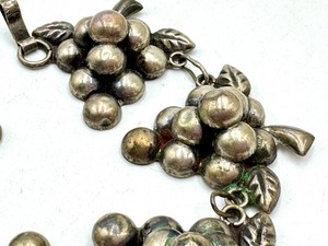 lot 32 image: Vintage Sterling Silver Grape Motif Bracelet