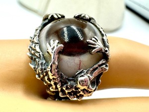 lot 34 image: Vintage Eye Silver Ring