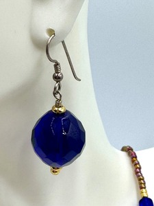 lot 55 image: Beautiful Beaded Necklace and Earrings Set
