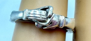lot 46 image: Lovely Buckle Style Silver Ring