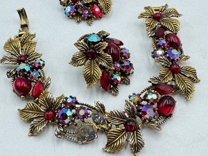 lot 68 image: Vintage Rhinestone Necklace and Earrings Set