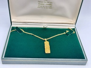 lot 14 image: 18k Brian de Staic Oisin Handcrafted Pendant and Chain
