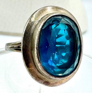 lot 98 image: Beautiful Sterling and Topaz Quartz Ring
