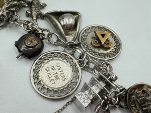lot 87 image: Vintage Sterling Silver Charm Bracelet