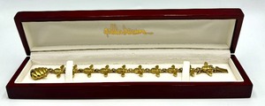 lot 6 image: Gallen Benson 18k Bee Bracelet