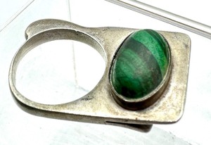 lot 108 image: Unique Vintage Abstract Sterling and Malachite Ring