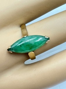 lot 109 image: Vintage 14k Gold and Jade Ring