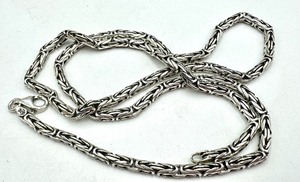 lot 112 image: Gorgeous Designed Sterling Silver Chain