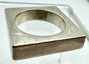 lot 104 image: Vintage Abstract Sterling Silver Ring