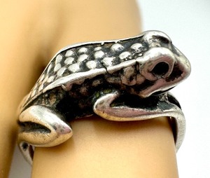 lot 78 image: Silver Frog Figurine Ring