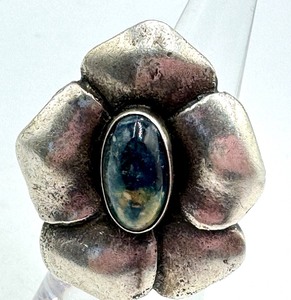 lot 142 image: Vintage Floral Shaped Vintage Ring