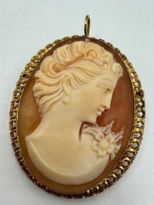 lot 139 image: Vintage Danecraft Gold Filled Cameo Pendant  Brooch