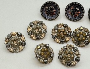 lot 162 image: Variety of Vintage Buttons