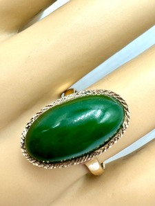 lot 212 image: Vintage 14k Gold and Jade Ring