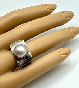 lot 216 image: Beautiful Sterling Silver and Pearl Ring