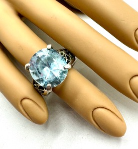 lot 174 image: Gorgeous Silver and Topaz Ring