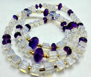 lot 199 image: Beautiful Beaded Necklace