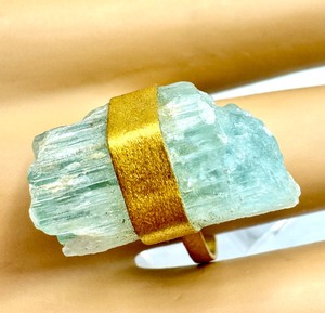 lot 221 image: Lovely 18k and Raw Aqua Marine Ring