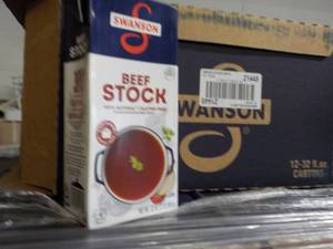 lot 405 image: 12 x 32 oz Swanson Beef Stock best date 111823