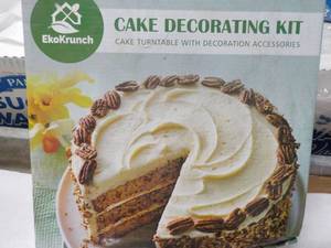 lot 37 image: EkoKrunch Cake Decorating Kit...