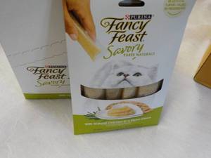 lot 124 image: 30 ct Purina Fancy Feast Savory Cat Treats Natural Chicken in a Demi Glaze best date 082023 Retail $90 total