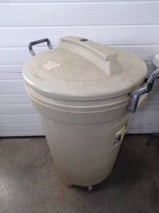 Rubbermaid 32 Gallon Garbage Can with Cover