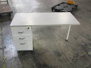 lot 147 image: 3 Drawer Office Desk with Locking Drawers - Has Keys