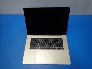 Apple&nbspMacBookPro15,1 A1990 MR932LLA &nbspINTEL(R) CORE(TM) I7-8750H CPU  2.20GHZ  16GB LPDDR4 RAM  251GB SSD  15 screen with 3360 x 2100 Resolution  Includes IOS and Charger &nbspScratches on screen. Minor keymarks on screen