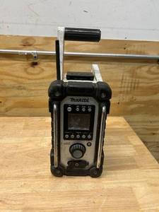 lot 78 image: MAKITA XRM02 18V Cordless Radio (Tool Only)