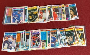 lot 47 image: (44) 1982-83 Topps Hockey Cards