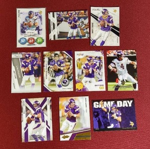 lot 82 image: (10) Brett Favre Vikings Cards