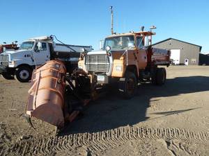 lot 4 image: 1995 Ford L8000 Snow Plow Truck