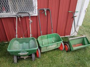 lot 95 image: Group of (3) assorted Scotts broadcast spreaders
