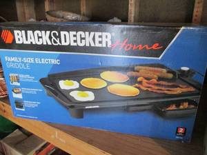 lot 118 image: Black and Decker family size electric griddle in original box