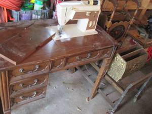 lot 146 image: Vintage Wood sewing machine table, Vintage decorative wood magazine racks and 2-tier portable rolling storage cart