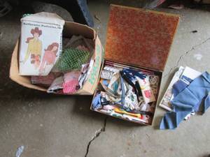 lot 154 image: Lot of Vintage Sewing notions and decorative storage tin