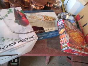 lot 178 image: Copper crisper baking tray Corningwsre casserole dish and assorted kitchen supplies