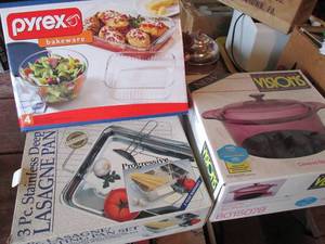 lot 180 image: Cranberry visions Covered non-stick 5qt Dutch oven 3pc lasagneroasting pan set and 4pc pyrex bakeware set