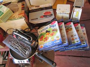 lot 188 image: Variety of small kitchen appliances and helpers